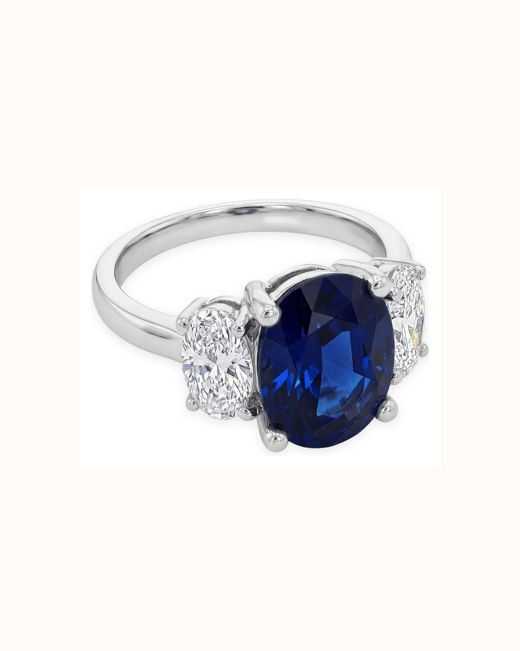 No Heat Blue Sapphire Ring in Round Cut in 18K Gold